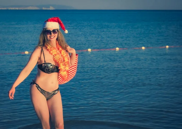 Santa Hut Güzel Bir Genç Kadın Hawaii Aksesuarı Sahilde Bikini — Stok fotoğraf