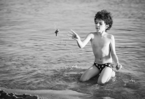 Schattig Krullend Mannelijk Kind Spelen Spel Het Strand Kleine Jongen — Stockfoto