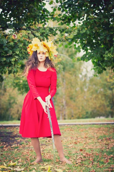 Schattig Brunette Meisje Draagt Rode Jurk Gele Blad Krans Met — Stockfoto