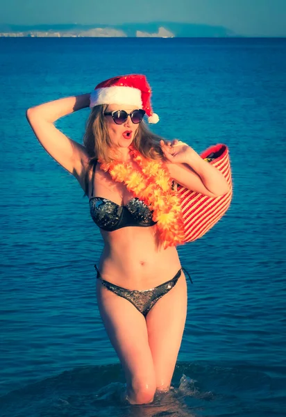 Santa Hut Güzel Bir Genç Kadın Hawaii Aksesuarı Sahilde Bikini — Stok fotoğraf