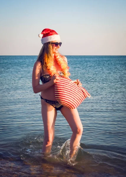 Santa Hut Güzel Bir Genç Kadın Hawaii Aksesuarı Sahilde Bikini — Stok fotoğraf