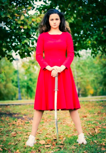 Schattig Brunette Meisje Dragen Rode Jurk Met Een Zwaard Herfst — Stockfoto
