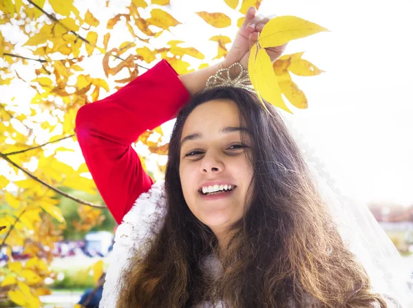 Retrato Una Linda Mujer Joven Vestido Color Brillante Velo Parque —  Fotos de Stock