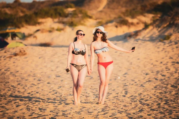 Moeder Dochter Maken Selfie Het Strand Glimlachend Grappige Gezichten Moeder — Stockfoto