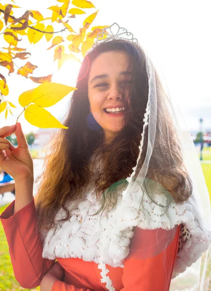 Portret Van Een Leuke Jonge Vrouw Een Felgekleurde Jurk Sluier — Stockfoto