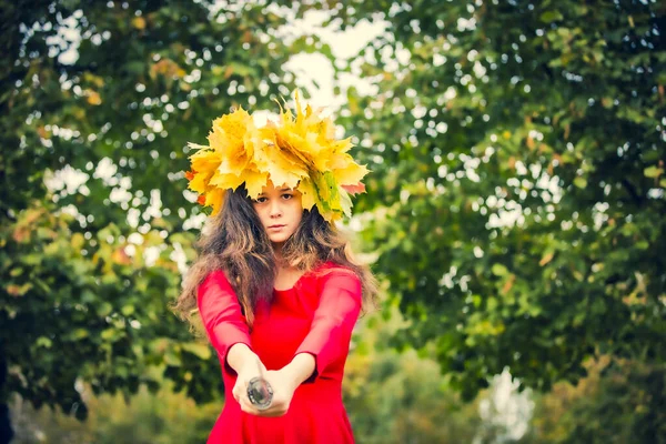 Schattig Brunette Meisje Draagt Rode Jurk Gele Blad Krans Met — Stockfoto