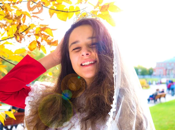 Portret Van Een Leuke Jonge Vrouw Een Felgekleurde Jurk Sluier — Stockfoto