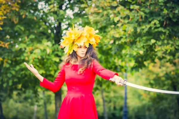 Schattig Brunette Meisje Draagt Rode Jurk Gele Blad Krans Met — Stockfoto