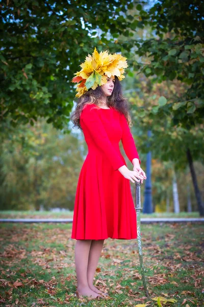 Schattig Brunette Meisje Draagt Rode Jurk Gele Blad Krans Met — Stockfoto