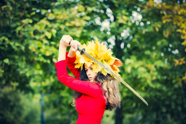 Adorable Chica Morena Con Vestido Rojo Corona Hojas Amarillas Con —  Fotos de Stock