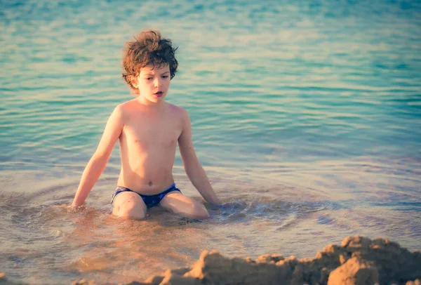 Carino Ragazzo Riccio Maschio Giocare Spiaggia Bambino Gioca Con Sabbia — Foto Stock