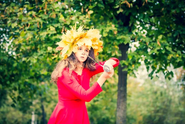 Adorable Chica Morena Con Vestido Rojo Corona Hojas Amarillas Con —  Fotos de Stock