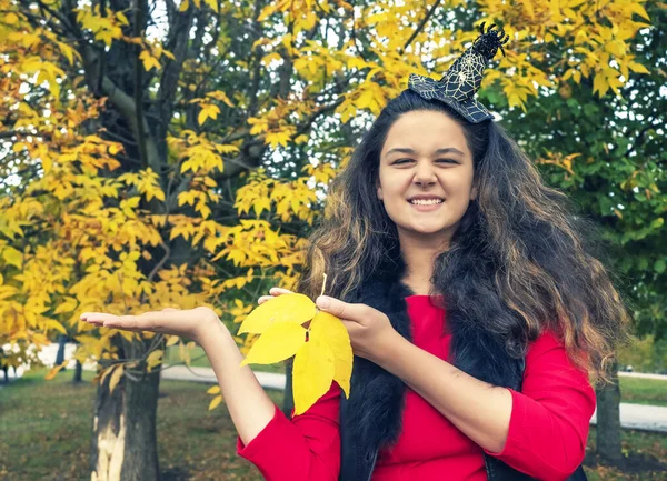 Meisje Brunette Een Sprookje Afbeelding Een Herfst Park Een Walgelijk — Stockfoto