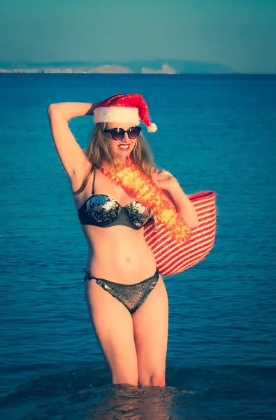 Santa Hut Güzel Bir Genç Kadın Hawaii Aksesuarı Sahilde Bikini — Stok fotoğraf