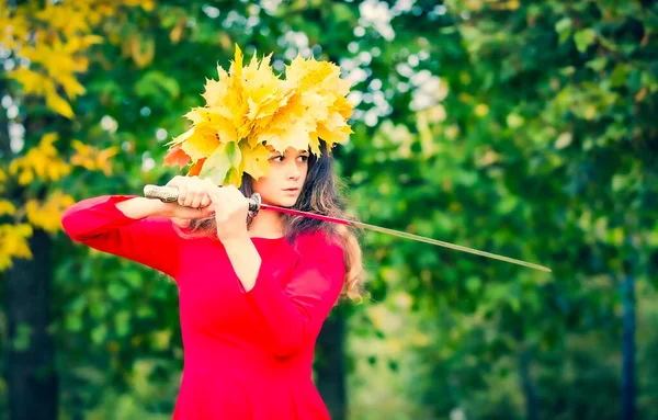 Schattig Brunette Meisje Met Rode Jurk Gele Bladkrans Met Een — Stockfoto