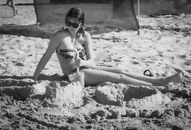 Kumsalda sıkılan çocuklar. Dramatik siyah beyaz fotoğraf