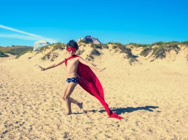 Kleiner Jähriger Superheld Mit Rotem Mantel Und Brille Junge Superheldin — Stockfoto