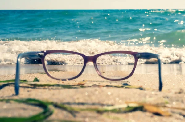 Güneşli Bir Günde Plajın Denizin Gözlüklerle Görüldüğü Yakın Plan — Stok fotoğraf