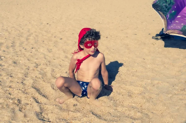 Piccolo Supereroe Bambino Anni Con Mantello Rosso Occhiali Ragazzo Supereroe — Foto Stock