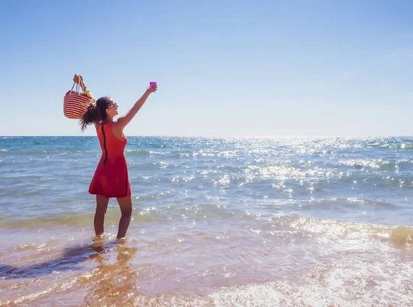 Açık Bir Yaz Gününde Elinde Plastik Bardakla Kumlu Bir Sahilde — Stok fotoğraf