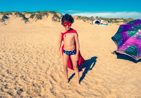 Маленький Річний Дитячий Супергерой Червоним Плащем Окулярами Хлопчик Супергерой Пляжі — стокове фото