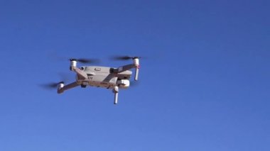 Mavi gökyüzünde uçan İHA
