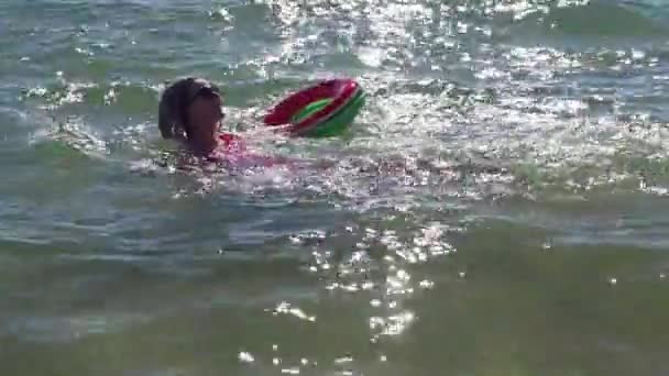 Женщина Средних Лет Африканскими Косичками Плавающая Резиновым Кольцом Море Концепция — стоковое видео