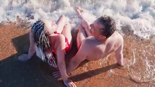 Muž Žena Červených Plavkách Pláži Dovolené Manžel Žena Mořské Vodě — Stock video