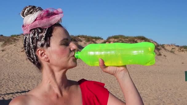 Una Mujer Mediana Edad Con Trenzas Africanas Sentada Una Playa — Vídeo de stock