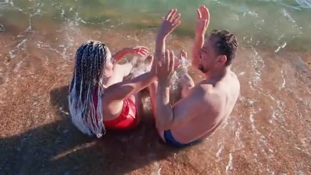 Homem Mulher Banho Vermelho Praia Férias Marido Mulher Água Mar — Vídeo de Stock