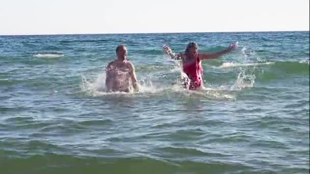 Feliz Marido Mujer Agua Mar Cámara Lenta Vídeo — Vídeos de Stock