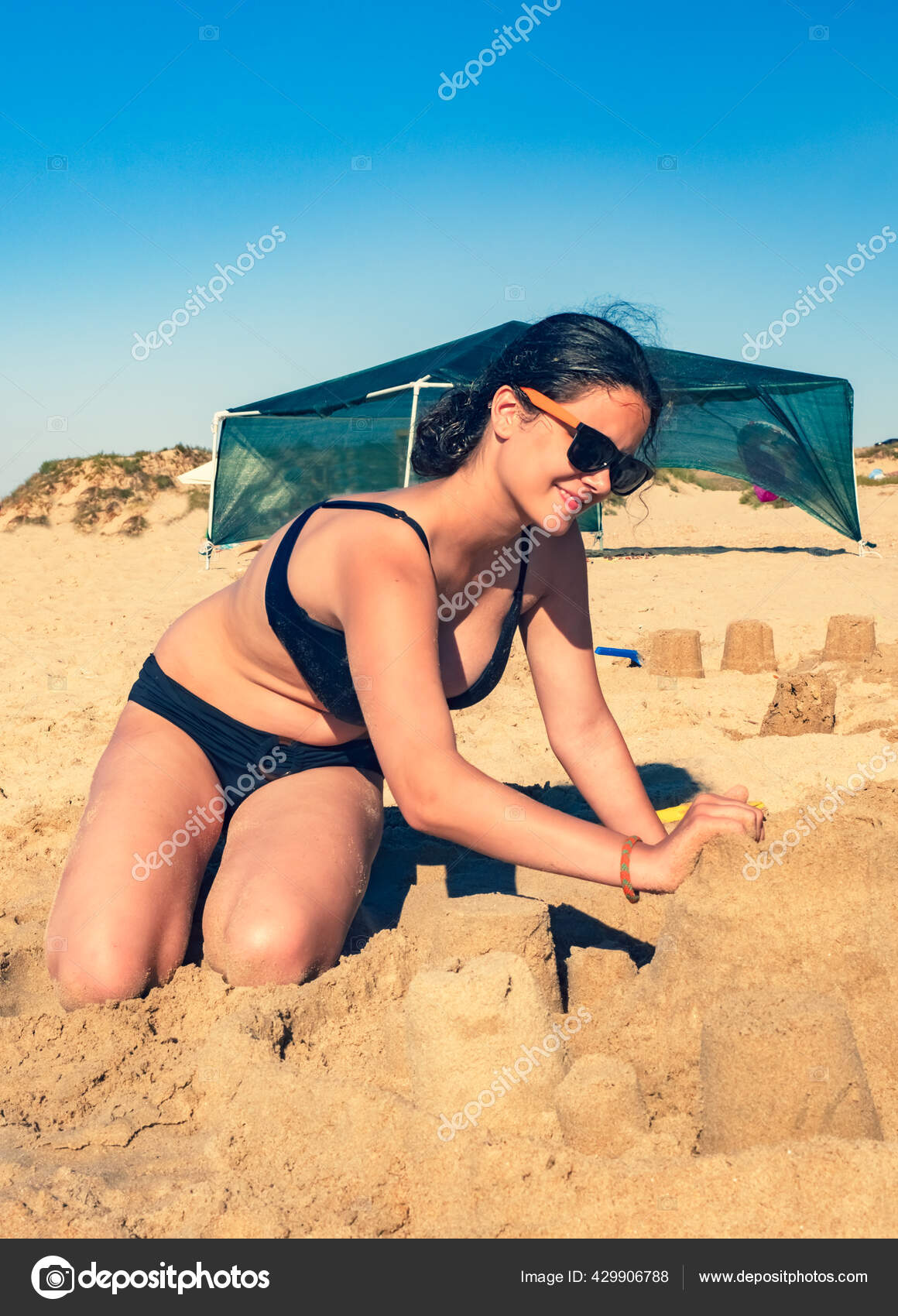 Teen in Bikini und Hot Pants macht Urlaub an Strand und Meer - Vintage  Flare Lens Stock Photo