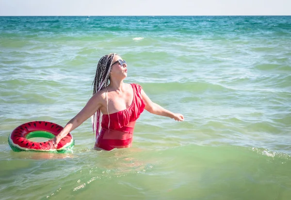 Eine Fröhliche Frau Mittleren Alters Mit Einem Wassermelonenkeil Schwimmt Meer — Stockfoto