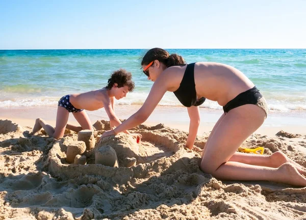 Broer Zus Maken Een Zandkasteel Een Tropisch Strand Vakantie Vakantie — Stockfoto