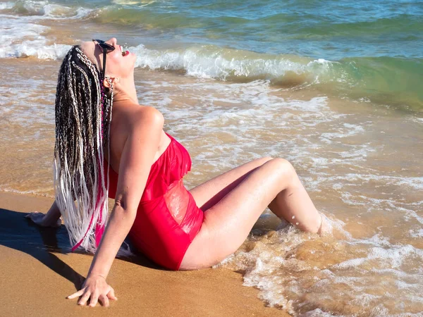 Sorrindo Mulher Meia Idade Com Tranças Africanas Sentado Praia Tropical — Fotografia de Stock