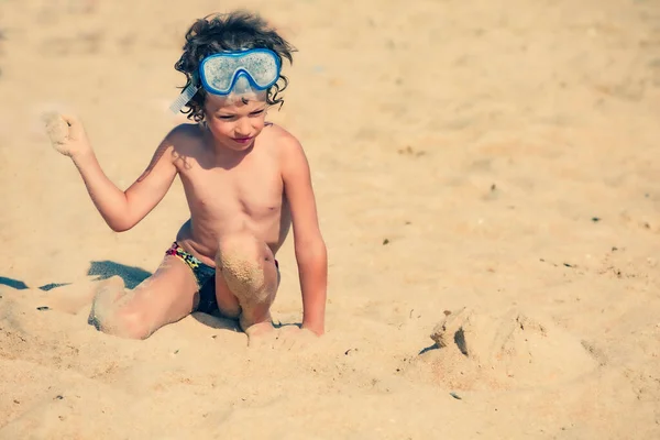 Маленький Мальчик Играет Песком Пляже Детская Концепция Развлекается Морском Песчаном — стоковое фото