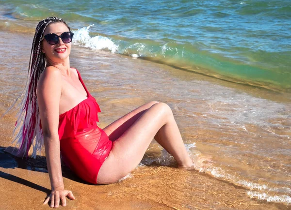 해변에 아프리카 이드를 여성을 유혹하며 수영을 암컷은 여름철을 즐기는 라이프 — 스톡 사진