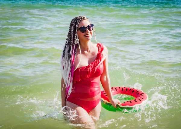 Eine Fröhliche Frau Mittleren Alters Mit Einem Wassermelonenkeil Schwimmt Meer — Stockfoto