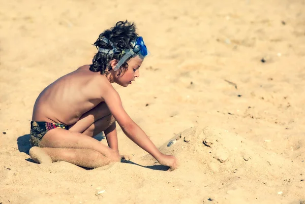 Ragazzino Gioca Con Sabbia Spiaggia Concetto Bambini Divertirsi Sulla Spiaggia — Foto Stock