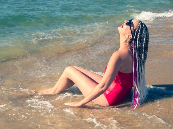 Sorrindo Mulher Meia Idade Com Tranças Africanas Sentado Praia Tropical — Fotografia de Stock