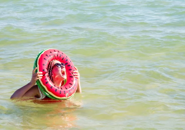 Beautiful Millennial Girl Circle Swimming Sea Smiles Happily Looks Camera — Stock Photo, Image