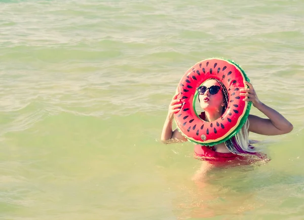 Mooi Duizendjarig Meisje Met Een Cirkel Naar Zee Zwemmen Glimlacht — Stockfoto
