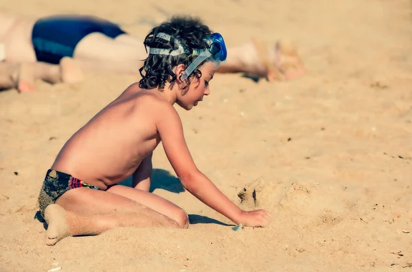 Kleine Jongen Speelt Met Zand Het Strand Kinderen Concept Plezier — Stockfoto