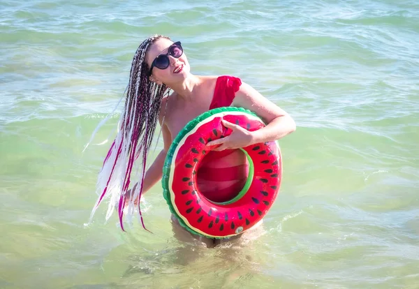 Eine Fröhliche Frau Mittleren Alters Mit Einem Wassermelonenkeil Schwimmt Meer — Stockfoto