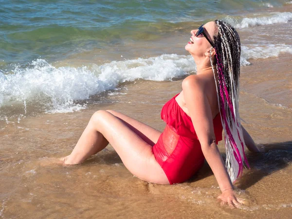 Sorrindo Mulher Meia Idade Com Tranças Africanas Sentado Praia Tropical — Fotografia de Stock