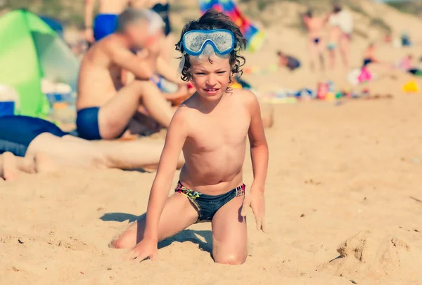 Menino Brinca Com Areia Praia Conceito Crianças Divertindo Praia Areia — Fotografia de Stock