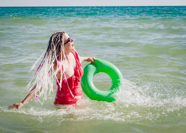 Eine Fröhliche Frau Mittleren Alters Mit Einem Wassermelonenkeil Schwimmt Meer — Stockfoto