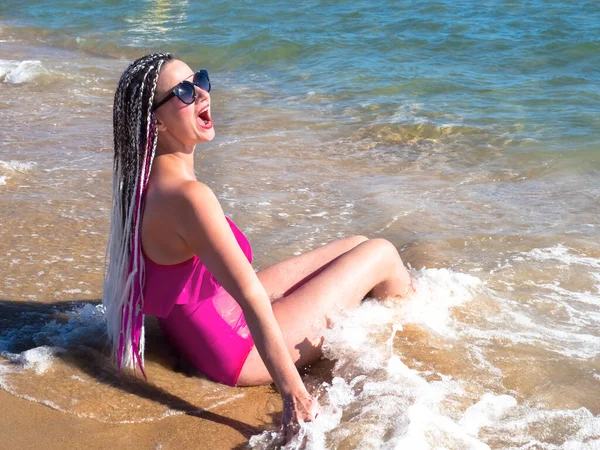 Sorrindo Mulher Meia Idade Com Tranças Africanas Sentado Praia Tropical — Fotografia de Stock