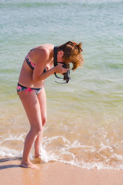 迷人的年轻女子 一头乌黑的头发 在沙滩上拍出照片 上午在沙滩上工作的晒黑的女摄影师的户外肖像 — 图库照片
