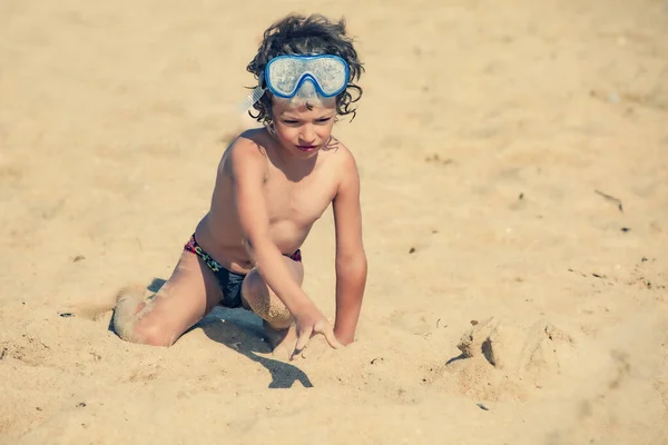 Petit Garçon Joue Avec Sable Plage Concept Enfants Amuser Plage — Photo